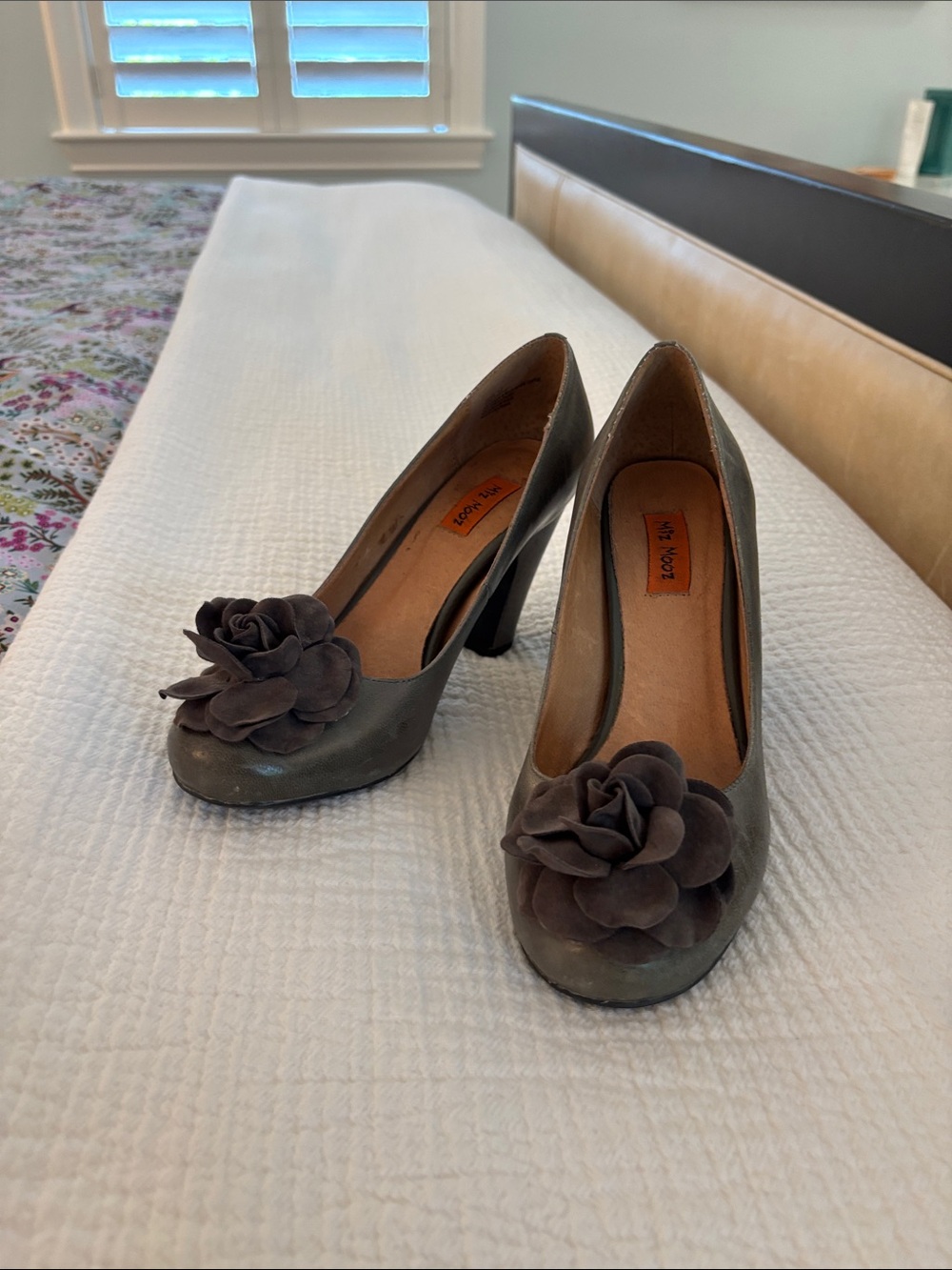 Mix Mooz High Heeled Pumps with Faux Suede Floral Accent - Grey. Size 6.5